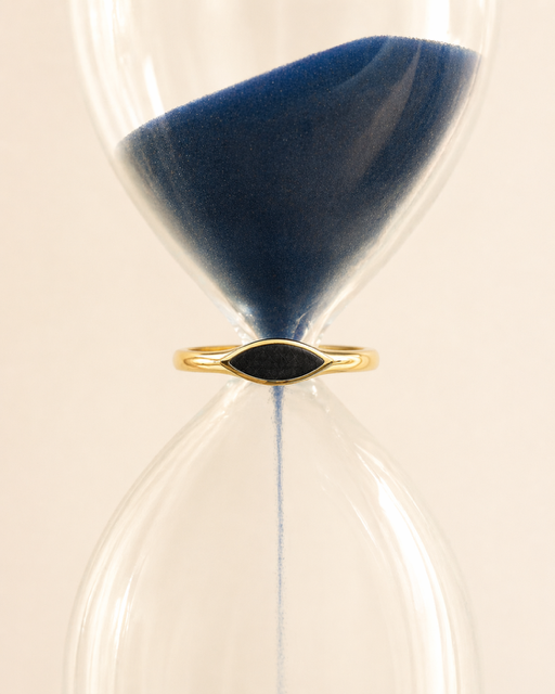 Złoty pierścionek z czarną emalią sogold