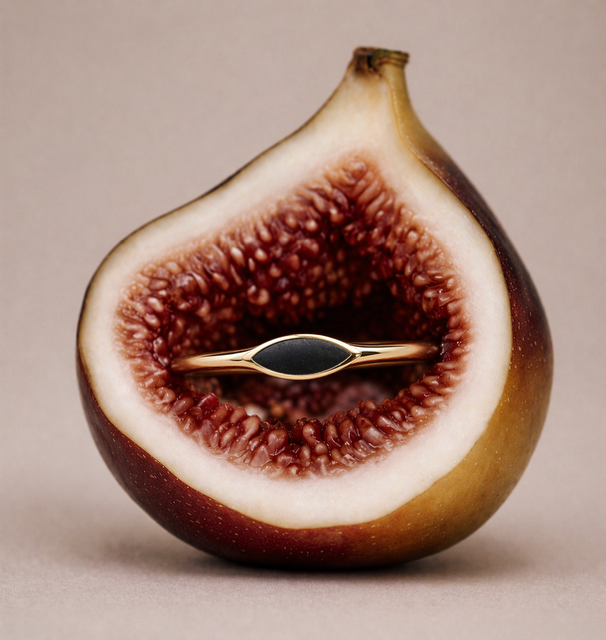 Złoty pierścionek z czarną emalią sogold