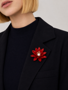 Broszka kwiat – elegancka broszka damska w kolorze czerwonym