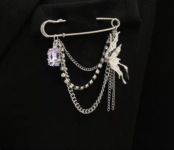 Broszka agrafka z łańcuchami i fioletowym kamieniem sogold