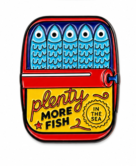 Kolorowy pin z emalią przedstawiający sardynki w dekoracyjnej puszce w stylu retro
