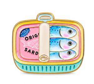 Kolorowy pin z emalią przedstawiający sardynki w dekoracyjnej puszce w stylu retro