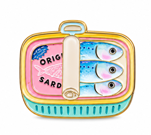 Kolorowy pin z emalią przedstawiający sardynki w dekoracyjnej puszce w stylu retro
