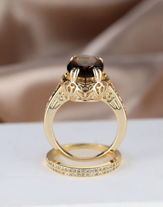 Zestaw dwóch pozłacanych pierścionków z dużym brązowym kamieniem