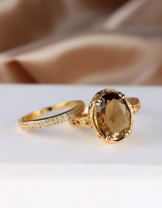 Zestaw dwóch pozłacanych pierścionków z dużym brązowym kamieniem