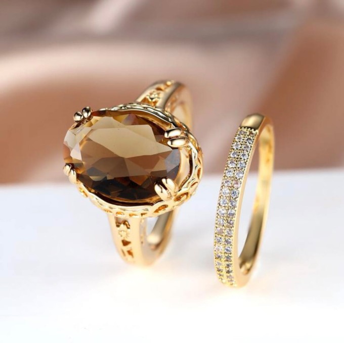 Pierscionek z brązowym kamieniem.jpg