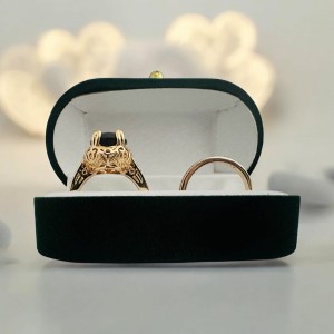 Zestaw dwóch pozłacanych pierścionków z dużym brązowym kamieniem