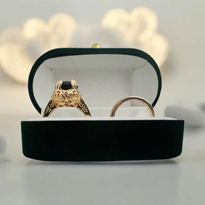 Zestaw dwóch pozłacanych pierścionków z dużym brązowym kamieniem