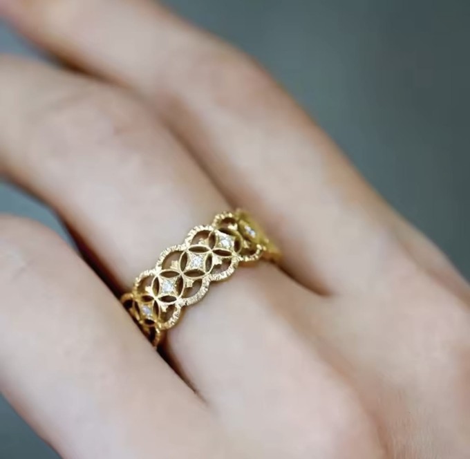 Pozłacany ażurowy pierścionek z geometrycznym wzorem i cyrkoniami, elegancki szeroki pierścionek damski w kolorze złota – biżuteria Sogold
