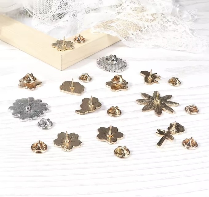 Broszka - Pin w kształcie kwiata