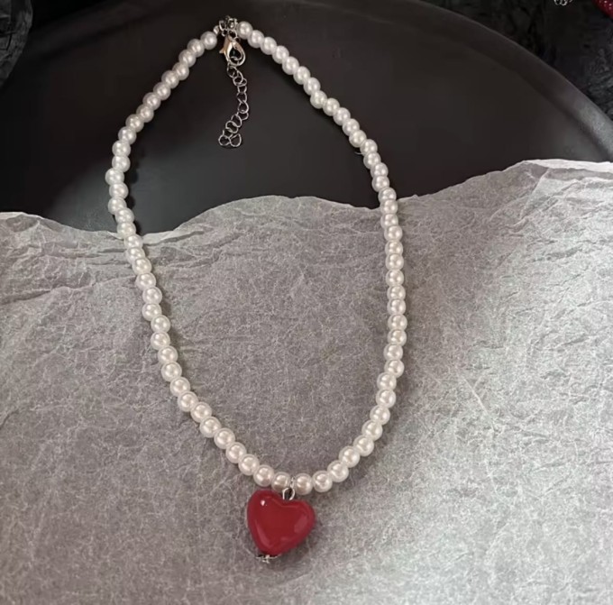 Naszyjnik perłowy z czerwonym sercem