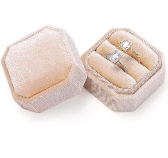 Pudełko na pierścionek - aksamitne beżowe