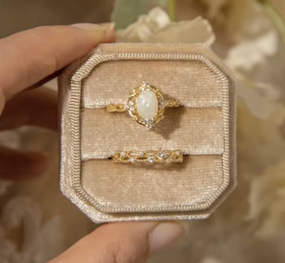 Pudełko na pierścionek - aksamitne beżowe