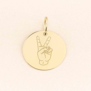 Złota zawieszka okrągła z grawerem dłoni w geście peace – minimalistyczna zawieszka ze złota 585, biżuteria damska Sogold.