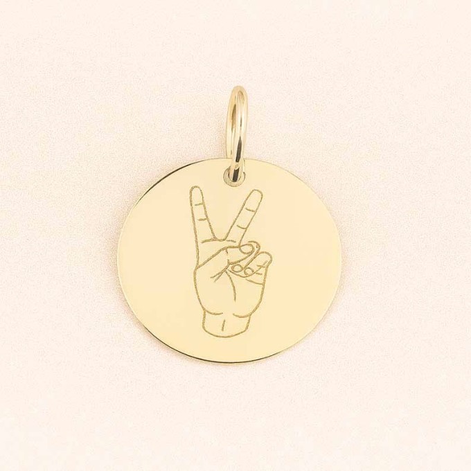 Złota zawieszka okrągła z grawerem dłoni w geście peace – minimalistyczna zawieszka ze złota 585, biżuteria damska Sogold.