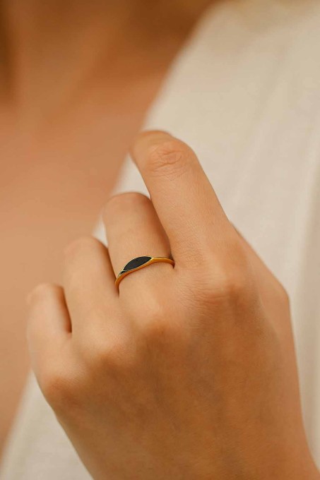 czarny złoty pierścionek na modelce.jpg