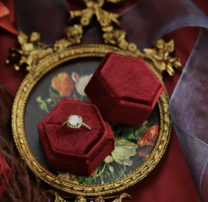 Pudełko na pierścionek - aksamitne bordowe sogold.pl