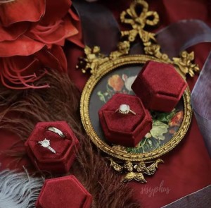 Pudełko na pierścionek - aksamitne bordowe sogold.pl