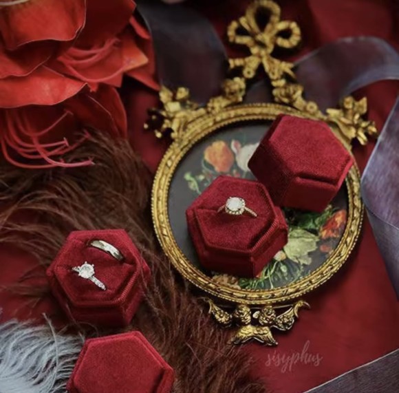 Pudełko na pierścionek - aksamitne bordowe sogold.pl