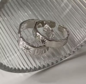 Pierścionek srebrny regulowany z cyrkonią szeroki sogold