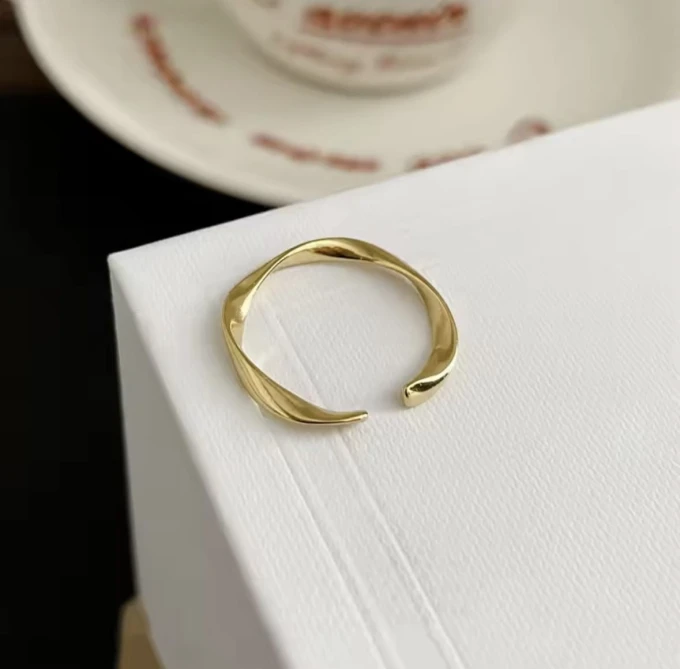 Pierścionek regulowany srebrny pozłacany zawijany sogold