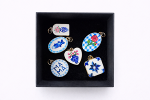 Zawieszka pozłacana Mini art - Niebieska sardynka sogold