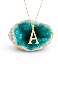 Złota zawieszka literka A ze złota 375 – minimalistyczna zawieszka inicjał, personalizowana biżuteria damska Sogold.
