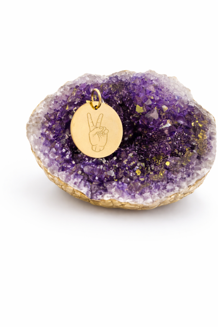 Złota zawieszka okrągła z grawerem dłoni w geście peace – minimalistyczna zawieszka ze złota 585, biżuteria damska Sogold.