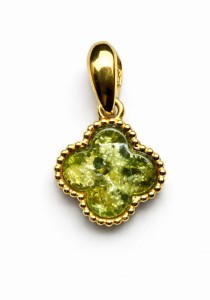 Zawieszka z Bursztynem Pozłacana – Koniczyna | Sogold