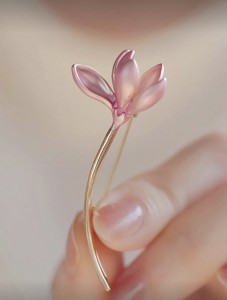 Broszka kwiat magnolii różowa broszka damska elegancka biżuteria sogold