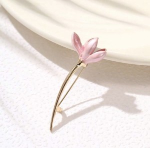 Broszka kwiat magnolii różowa broszka damska elegancka biżuteria sogold