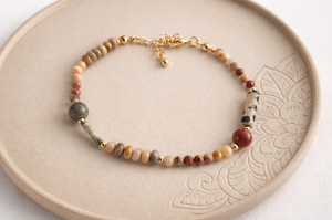 Bransoletka damska z naturalnych kamieni w odcieniach beżu i brązu z pozłacanymi elementami, biżuteria handmade Sogold.