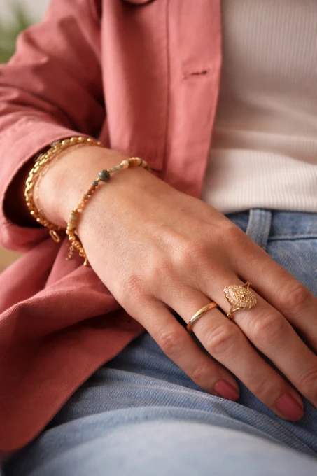 Bransoletka damska z naturalnych kamieni w odcieniach beżu i brązu z pozłacanymi elementami, biżuteria handmade Sogold.