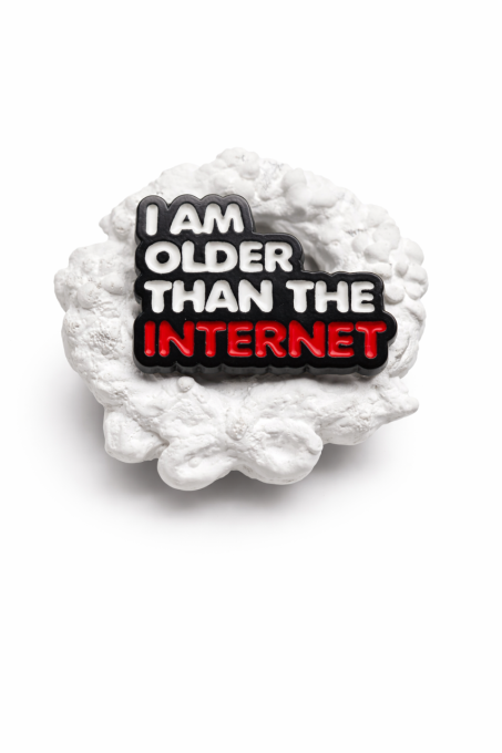 Broszka - Pin z napisem - I am older than internet