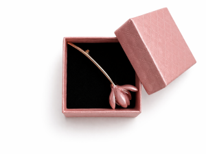 Broszka kwiat magnolii – elegancka broszka damska w kolorze różowym