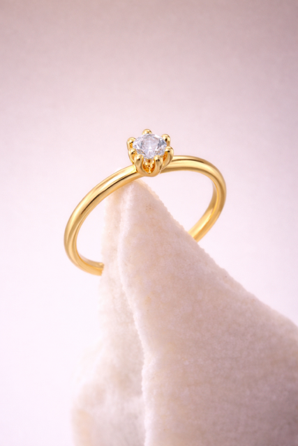 Złoty pierścionek z moissanitem