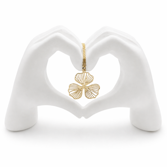 dekoracyjna figurka dłoni tworzących serce minimalistyczna biała