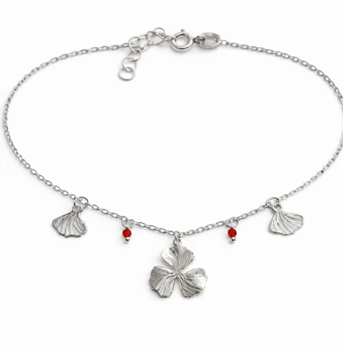 Bransoletka srebrna z kwiatem i czerwonymi kamieniami
